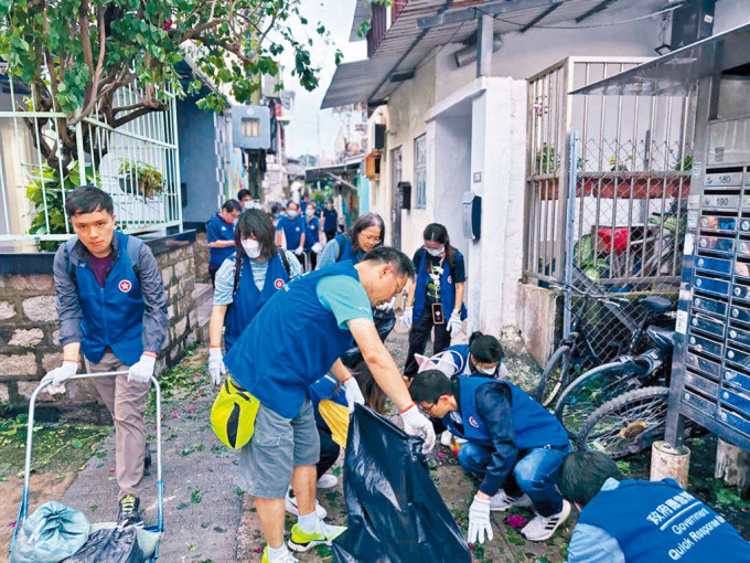 政府啟動「全政府動員」計劃，派出近百公務員到多區支援颱風善後工作。