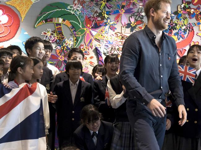 哈里吸引不少日本女学生现身支持，高呼这位王子「英俊非凡」。 AP