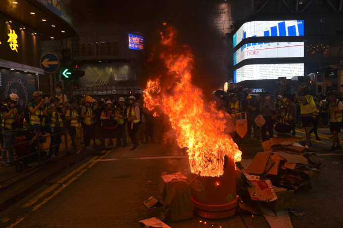示威者在旺角多处纵火。
