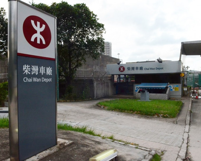 港铁柴湾车厂20车卡遭涂鸦。