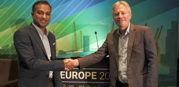 HGC环电国际业务高级副总裁Ravindran Mahalingam；（右）AMS-IX销售总监Onno Bos宣布扩大合作。