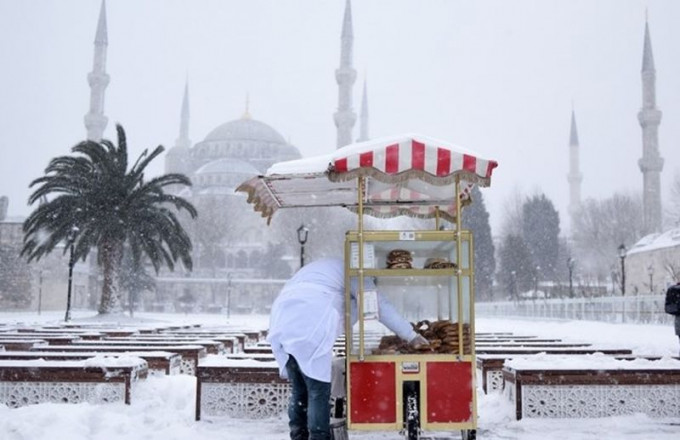 土耳其斯坦布尔大雪下一片白暟暟。ap