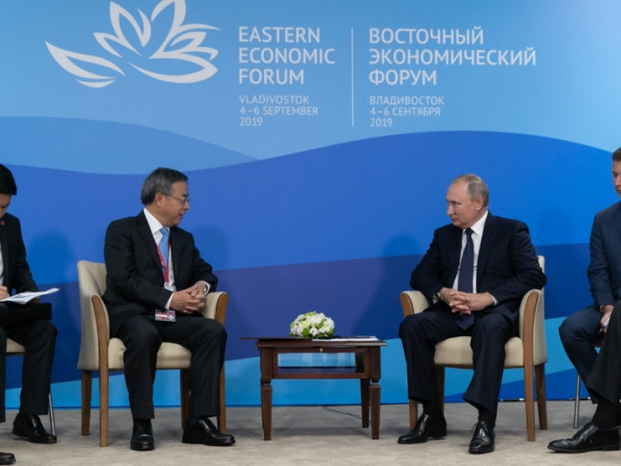 普京（右）會見應邀出席第五屆東方經濟論壇的國務院副總理胡春華（左）。（新華社）