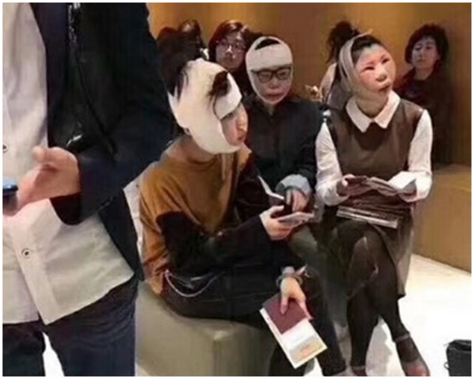 3名女子用紗布包裹著頭部，面部顯得十分腫脹。建華華微博圖片