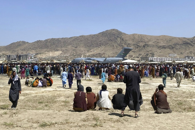大批阿富汗民众打算乘搭飞机逃离阿富汗。AP图片