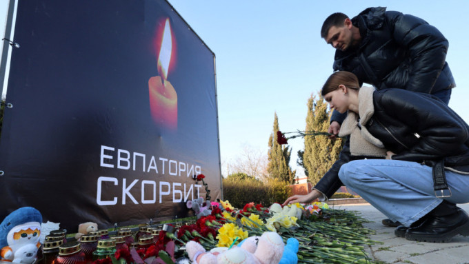 有俄羅斯民眾對恐襲事件中死難者獻花。(路透社)