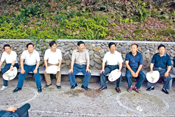 习近平（左四）主政浙江时期到农村考察，李强（左二）担任省委秘书长。