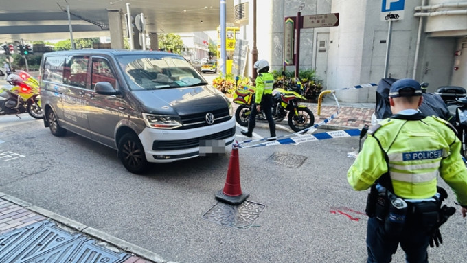 貨Van撞倒過路婦，路面遺下血迹。蔡楚輝攝