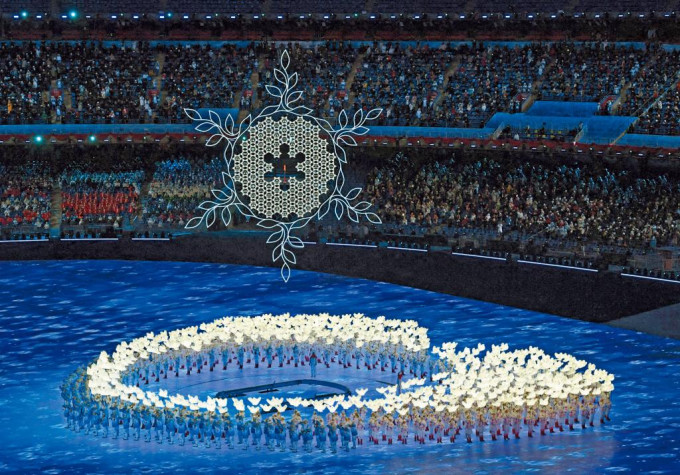巨型雪花設計的火炬台吊在半空，象徵北京冬奧正式展開。