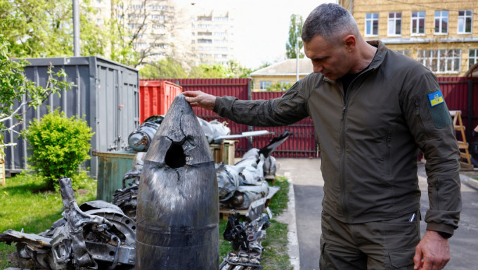 基辅市长克里奇科（Vitali Klitschko）晒「匕首」残骸，但专家认为弹头大小不对，晒出的相信只是BETAB-500碉堡克星炸弹。 路透社