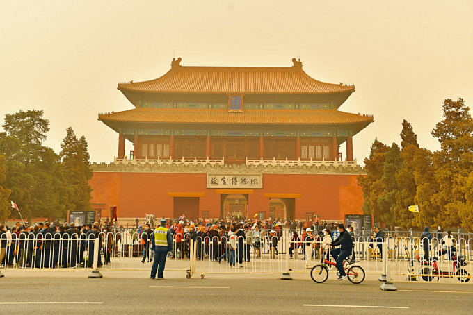 三月的北京沙尘暴，令天空变成黄色。