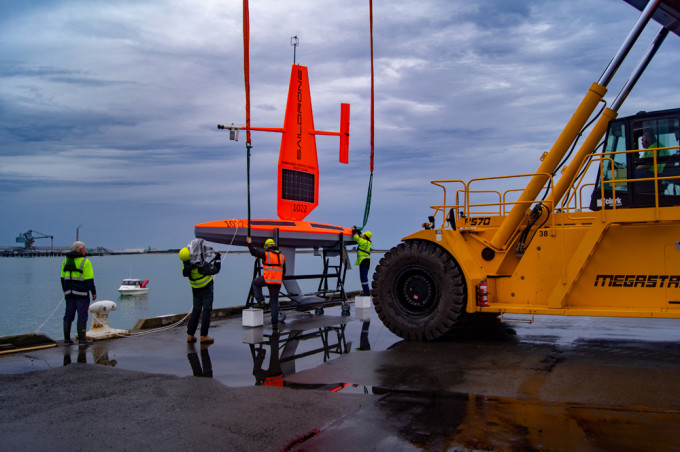 即将出发到南极的Saildrone ，先被放到水中，再由拖船由布拉夫海港拖出海上。  李嘉诚基金会提供