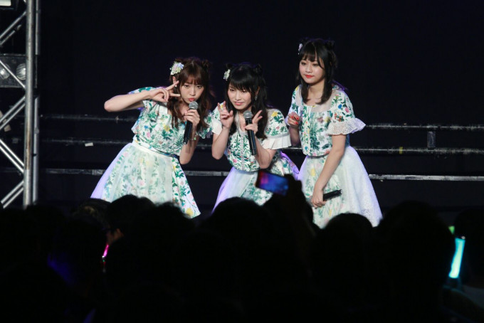 日本女团AKB48三位成员木崎由里亚、岛田晴香及横山由依，今晚在九展举行粉丝见面会。