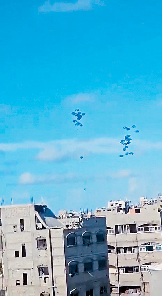 向加沙城空投的降落伞有一些降落伞未能打开。