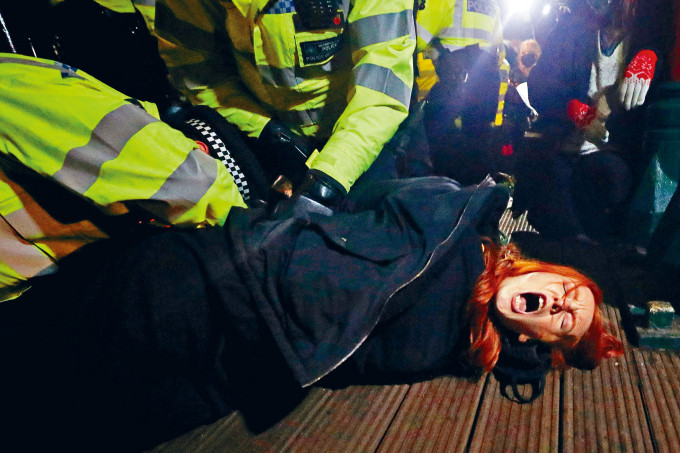 ■民眾上周六在南倫敦克拉珀姆公園悼念遇害女子埃弗厄特，一名女子被警察壓地制服。