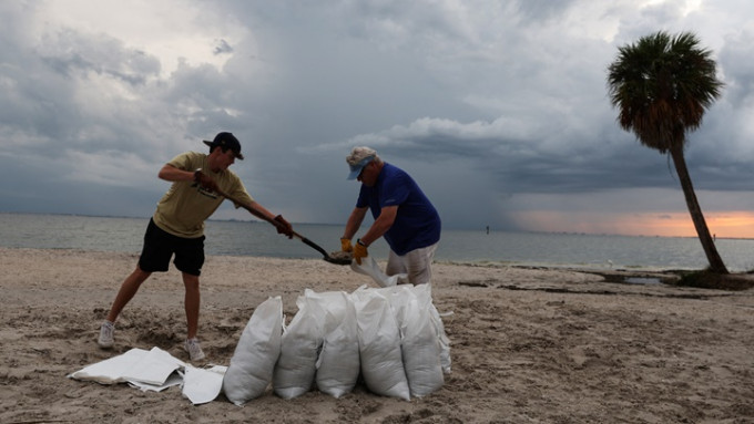 飓风伊恩将吹袭佛罗里达州，当地有民众加紧准备沙包防范洪水。路透社图片