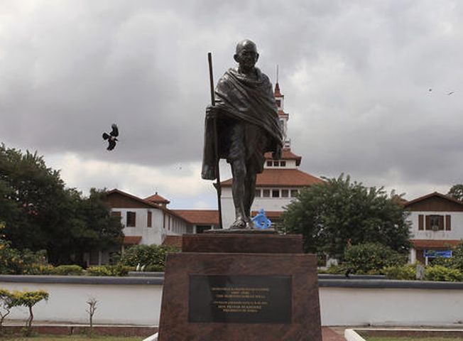 非洲迦納最具聲望的大學校園，移除一尊紀念印度獨立運動領袖聖雄甘地的雕像。AP