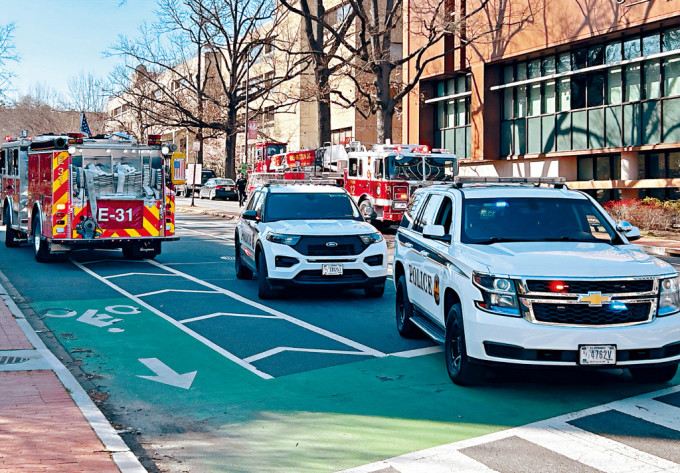 美特勤局车辆在华盛顿封锁通往以色列大使馆的街道。