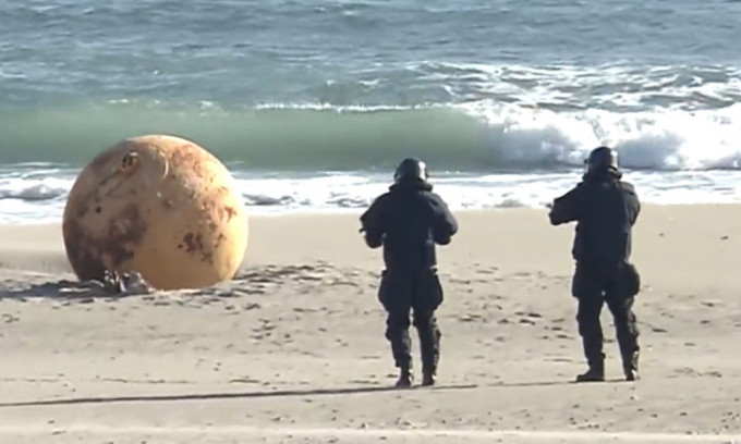日本海邊驚現「神秘鐵球」。 TWITTER圖
