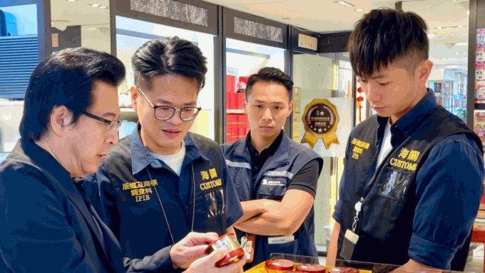 國慶黃金周︱海關夥旅監局巡查購物熱點 派傳單教旅客消費小貼士