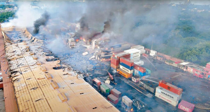 孟加拉希塔昆達一個貨櫃場大火，冒出濃煙。