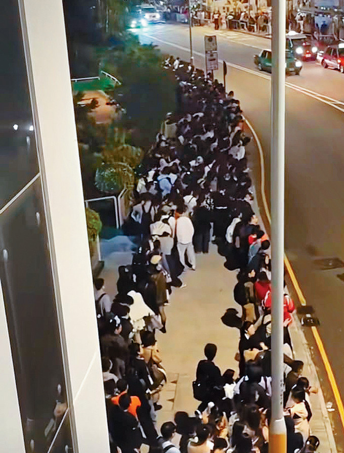 跨年狂歡本應是開心事，但內地旅客昨日凌晨卻因交通被逼滯留香港。