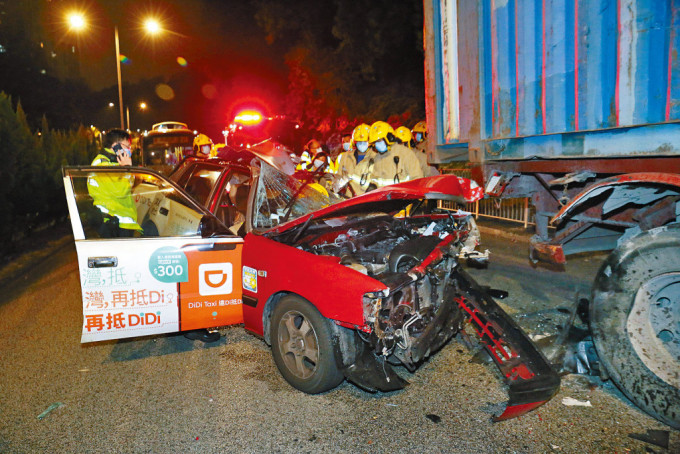 的士撞貨櫃車，致車頭及車頂嚴重損毀。