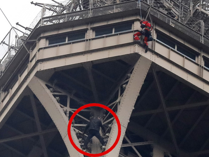 法国一名身穿黑色上衣的男子徒手爬上巴黎艾菲尔铁塔。AP