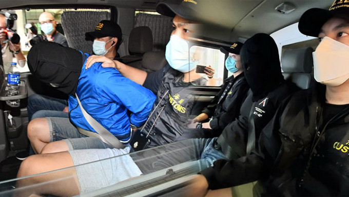 海关分别于坪輋及荃湾拘捕3名男子。
