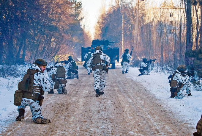 乌克兰士兵上周五在核灾隔离区内的荒废城镇，进行城市战演习。