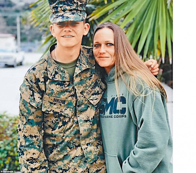 ■二十岁阵亡美军卡里姆生前与母亲合照。