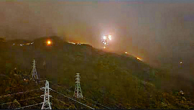 飞鹅山附近电塔前晚突然爆闪巨大火光，然后有大量火屑徐徐飘下。