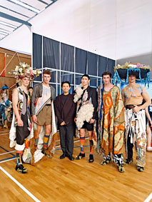 劉曉樂（左三）冀日後建立個人服裝品牌，製作具港式男裝長衫特色的時裝。