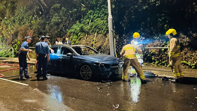 柴灣一輛停泊在路邊的平治私家車，懷疑遭人縱火，消防到場救熄。蔡楚輝攝