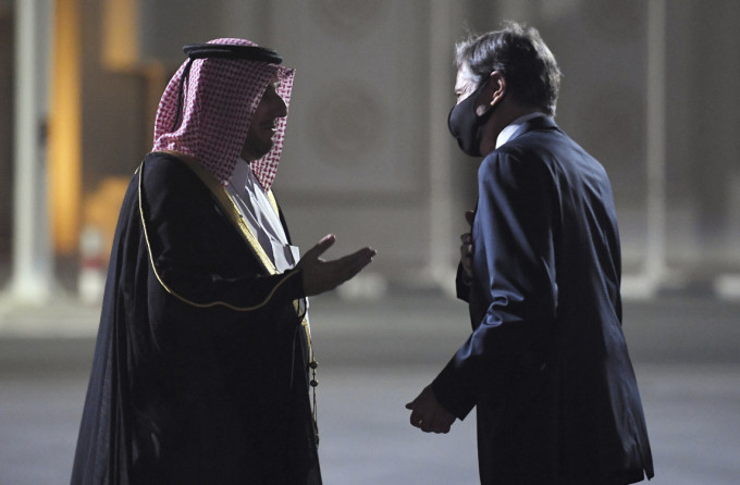 美国国务卿布林肯（右）抵达卡塔尔首都多哈，受到外交部礼宾司司长法克鲁大使的欢迎。AP图