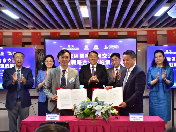 大湾区医疗专业考察团与深圳签署战略合作协议。