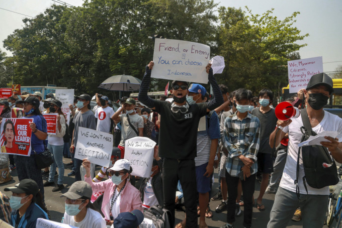 群众聚集在印尼大使馆外抗议。AP图片