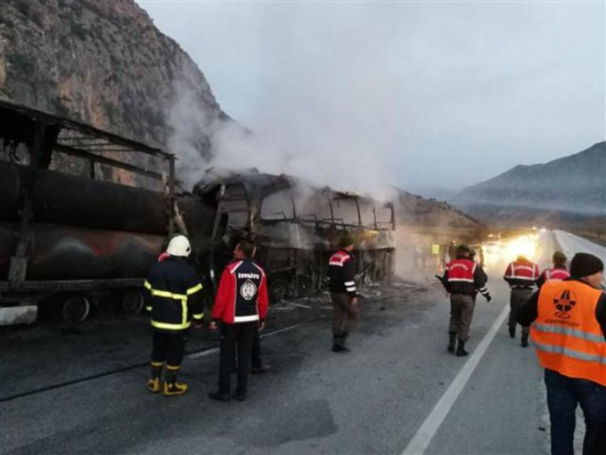 土耳其有巴士撞向货车 造成13死20伤。网上图片