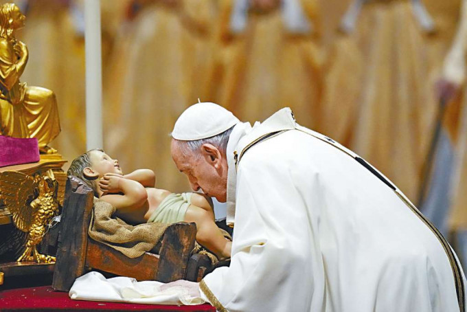 ■教宗方济各在梵蒂冈的子夜弥撒亲吻婴儿耶稣雕像。