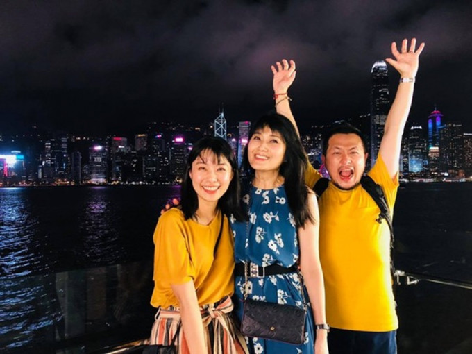 九把刀(右)與外母(中)及妻早年同遊香港。九把刀FB圖片