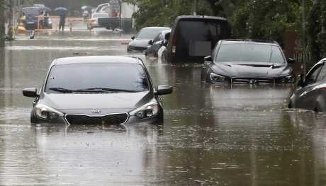 卡努登陸南韓帶來暴雨，街道水浸，汽車被淹。美聯社