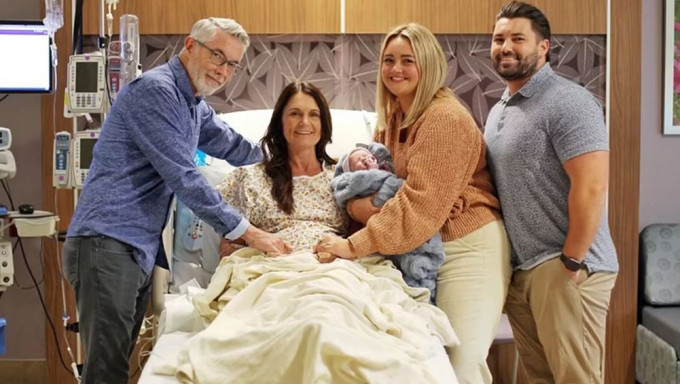56岁美国妇「怀儿子的种」替媳妇代孕，阵痛9小时生下孙女。