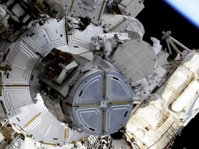 法美太空人合作太空漫步，更換國際太空站太陽能板
