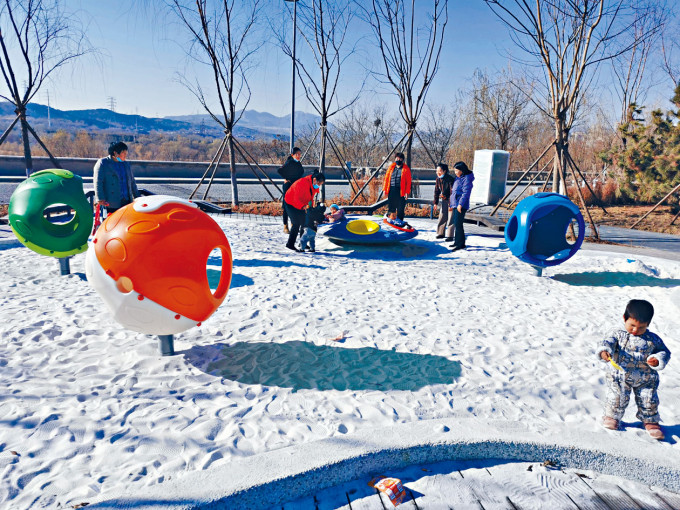■冬奥公园游乐区铺设白沙营造冬日氛围。