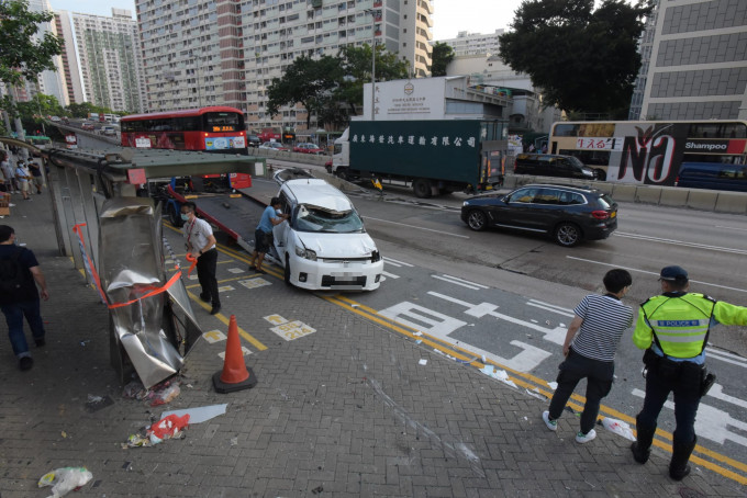 私家車嚴重受損，要由拖車到場拖走。黃文威攝