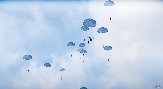 ■一批俄罗斯伞兵上周五在白俄邻近波兰的边境区跳伞。