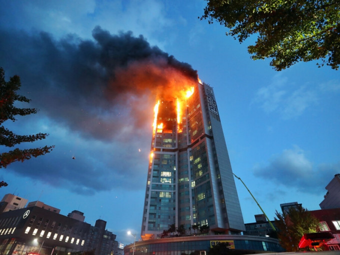 南韓商住大廈燒通頂。AP圖片