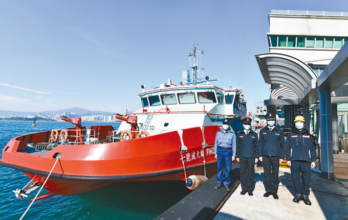 消防處黃耀群、陳如海、霍兆邦及梁灝瑜（左至右）表示，「七號滅火輪」可有效執行特別救援任務。