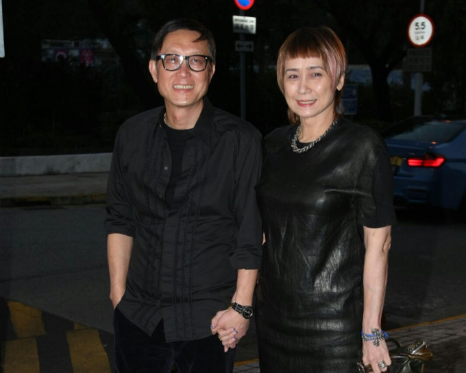 刘伟强拖实老婆接受访问。