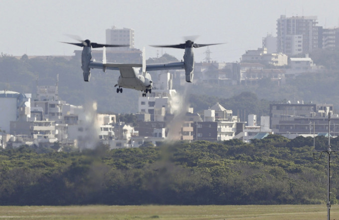 一架MV-22魚鷹機在駐日美軍沖繩普天間基地起飛。美聯社